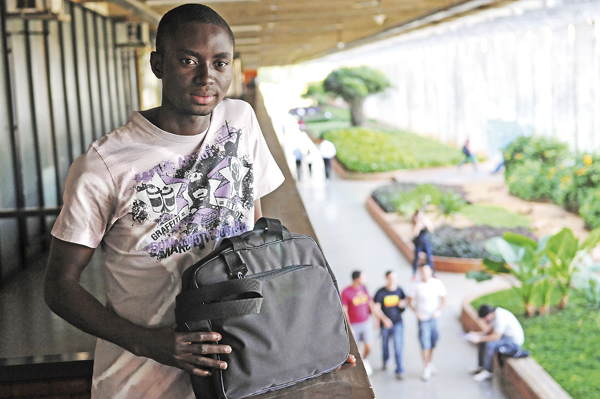 'Saio muito para dançar forró, zouk e samba', conta o nigeriano Christian Abada, estudante 
de engenharia elétrica  (Minervino Junior/Encontro/DA Press)