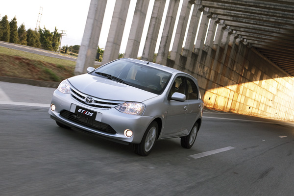 A Toyota aposta no Etios, o primeiro modelo deste porte a ser produzido pela montadora japonesa no Brasil: alm de hatch, o carro ter a verso sed (Divulgao)
