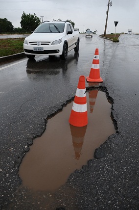 Cones em buraco aberto no asfalto pelas  chuvas e enxurradas, na pista da Estrada Parque  Guará - EPGU, em janeiro  deste ano. (Monique Renne/CB/D.A Press)