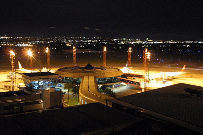 O Aeroporto Internacional de Brasília recebe e distribui mais de 400 voos por dia, movimentando mais de 15 milhões de passageiros por ano (Reprodução/ Infraero)