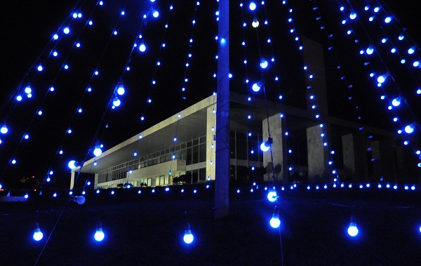 Congresso Nacional, Ponte JK e Parque da Cidade são alguns dos pontos que receberam a iluminação especial de Natal (Mary Leal/Agência Brasília/Divulgação)