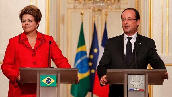 Dilma Rousseff, ao lado do presidente francês François Hollande, anuncia projeto que pode criar 800 aeroportos pelo Brasil (Roberto Stuckert Filho/Divulgação)
