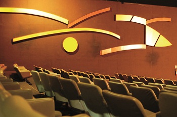 Vários trabalhos em Brasília têm a assinatura da marcenaria de Walter: projeto do painel de Athos Bulcão no Cine Brasília é um deles (Cadu Gomes/CB/DA Press)