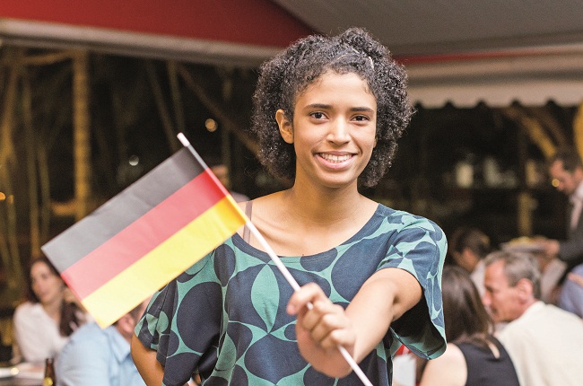 Fernanda Vitorino Vieira pratica seu alemão em um bar da Asa Sul: ela fala também inglês e francês e aproveita as oportunidades de aprendizado fora sala de aula (Raimundo Sampaio/Encontro/DA Press)
