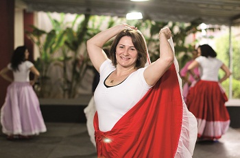 Ao som da cúmbia: a servidora  pública Jacirá Garuni mantém o espanhol afiado nas  aulas de dança (Raimundo Sampaio/Encontro/DA Press)