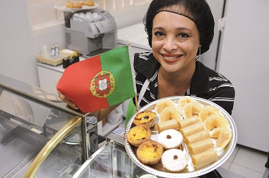 Maria do Carmo, com sua farta e variada bandeja: do pescocinho e freira ao pastel de Santa Clara (Raimundo Sampaio/Encontro/DA Press)
