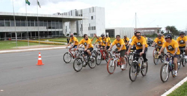 Governador Agnelo Queiroz participa do passeio ciclístico na abertura da ciclovia (Roberto Barroso/Agência Brasília/Divulgação)