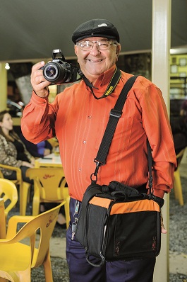 Na era do Instagram, Marinho Isaías do Carmo tira fotos e imprime 
na hora: ele registra pessoas nos bares de Brasília  desde 1991 (Bruno Pimentel/Encontro/DA Press)