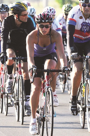  Natália Sueiro treina com  os atletas do triatlo e quer ir 
além: Estou tentando me tornar profissional de ciclismo (Minervino Júnior/Encontro/DA Press)