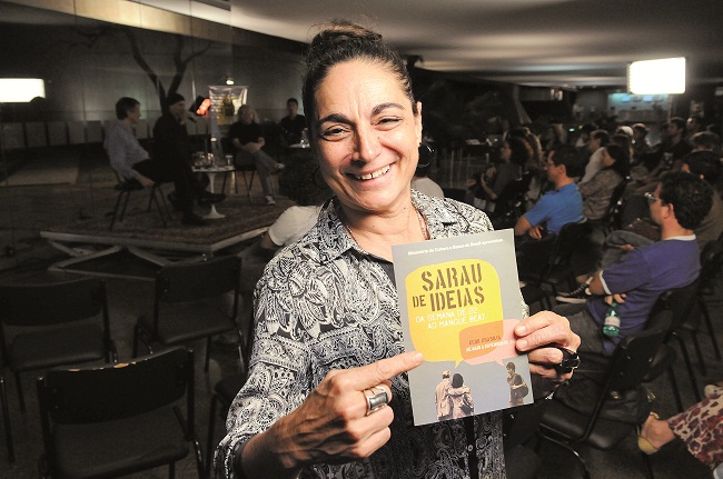  A produtora Beatriz Gonçalves, curadora do projeto Sarau de Ideias: espaço para a cultura e a troca de ideias, os eventos são também um espaço político (Minervino Júnior/Encontro/D.A.Press)