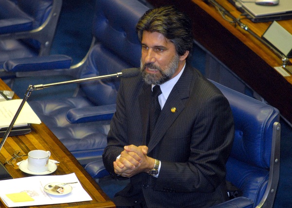 Senador Valdir Raupp usa a distribuição de royalties do petróleo como exemplo da dificuldade de interlocução entre o Congresso e o governo federal (Fábio Rodrigues Pozzebom/ABr)