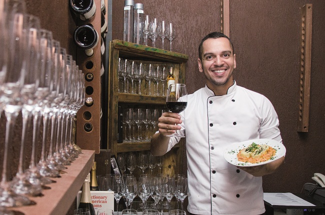 Olívio Santos fez vários cursos fora do país e se especializou em combinar a bebida com os pratos que oferece no Cellar Wine Bar (Raimundo Sampaio/Encontro/D.A.Press)