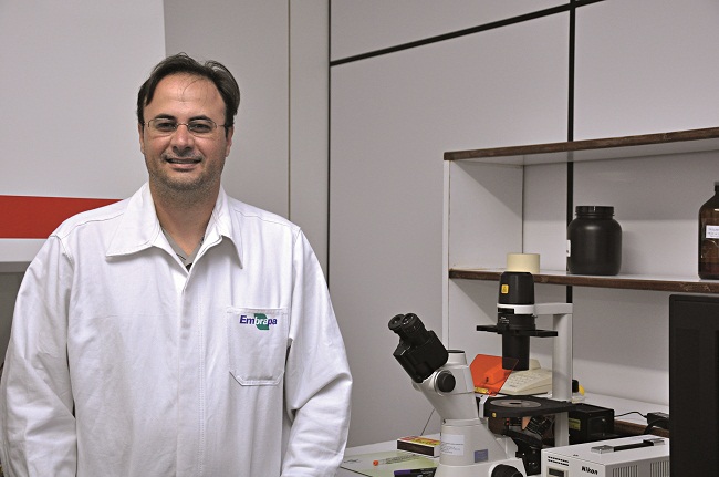 O veterinário Carlos Frederico Martins, doutor em biologia molecular pela UnB, é líder 
do projeto: 'O objetivo final é clonar um animal' (Clarissa Lima/Divulgação)