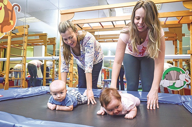 Colocar o bebê de bruços fortalece a musculatura das costas: também ajuda a engatinhar
 (Raimundo Sampaio/Encontro/DA Press
)