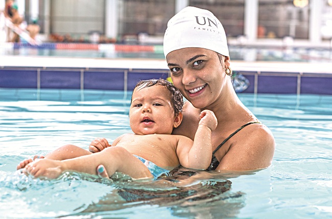 As aulas de natação favorecem o contato físico da criança com a família: Amanda e sua filha, Rafaela, aprovaram a experiência (Raimundo Sampaio/Encontro/DA Press)