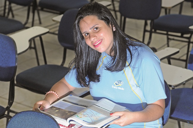 Determinada: nem terminou o ensino médio e Maria das Graças Gomes, de 16 anos, já começou a maratona de estudos para concursos. Ela mira o Tribunal de Justiça  (Minervino Júnior/ENCDF/D.A Press)