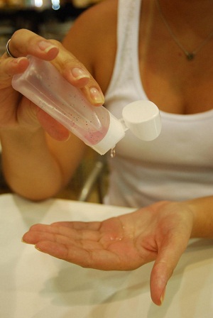 Higienização das mãos com álcool em gel é umas das reocmendações para evitar o contágio com vírus da gripe (Ana Amaral/DN/D.A Press)