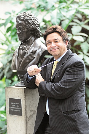 O maestro Cláudio Cohen tem a nobre missão de oferecer música de qualidade: 'Como órgão público, a orquestra tem de atender à demanda da sociedade' (Minervino Júnior / Encontro / DA Press)
