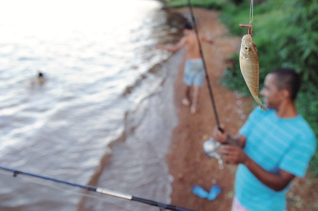 Crisóstomo Moura pesca ao menos duas vezes por semana no lago: 'Já garanti muitas refeições' (Minervino Júnior/Encontro/DA Press)
