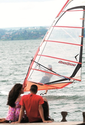 Além de nadar, os brasilienses gostam de praticar esportes no lago: velejar é uma das preferências (Minervino Júnior/Encontro/DA Press)