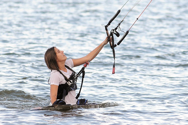 A estudante Mariana Bressan pratica kitesurf: 'Em dias de muito vento, o lago é ótimo para surfar' (Minervino Júnior/Encontro/DA Press)