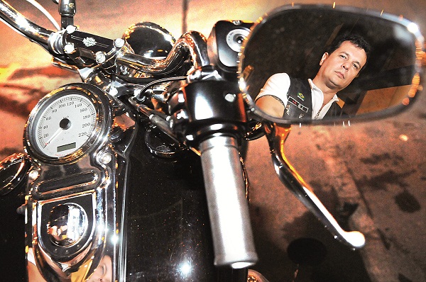 O advogado Luciano Bueno também investe no hobby: frequentador assíduo de encontros de motociclistas (Fotos: Minervino Júnior/Encontro/DA Press)