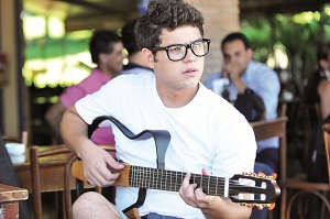 O jovem músico brasiliense Thiago Nascimento ( Paula Carvalho / Esp.Encontro / DA Press )