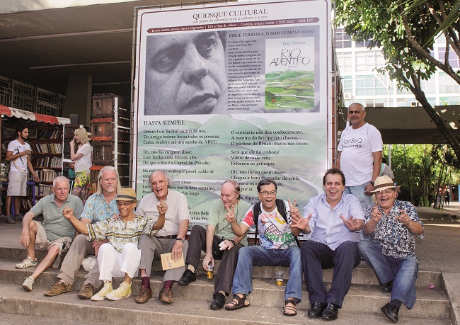 Jorge é uma figura conhecida na cidade. Na foto, amigos da cena cultural de Brasília o prestigiam no lançamento de um painel sobre ele no Conic ( Bruno Pimentel / Encontro / DA Press)