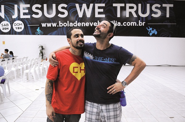 Os amigos Ari Falcão e Rodrigo Duarte se identificam com o estilo da Bola de Neve: visual diferente chamou a atenção (Fotos: Minervino Júnior/Encontro/D.A.Press)