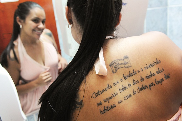 Mariane Santos destaca a convivência fácil com as doutrinas da Bíblia: tatuagem com versículo e compromisso com a igreja seis dias por semana (Fotos: Minervino Júnior/Encontro/D.A.Press)