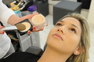 Para melhor fixar a maquiagem, deve-se limpar e hidratar a pele antes. (Adauto Cruz/CB/D.A Press)