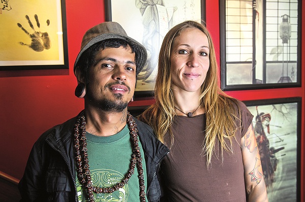O casal de tatuadores Jerson Filho e a austríaca Bianca Treitler, que aderiu à profissão 
quando o conheceu: 'As mulheres estão se destacando nessa área em Brasília', diz ele (Bruno Pimentel/Encontro/DA Press)