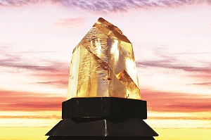 Considerada o maior cristal do mundo, a peça foi doada por garimpeiros goianos para José de Paiva Netto, fundador do Templo da Boa Vontade (Divulgação)