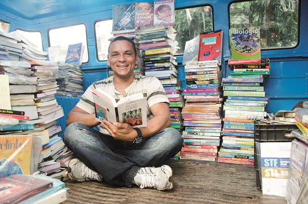 Apaixonado por literatura, Everaldo dos Santos fez de sua Kombi azul-escuro 1979 uma livraria: 300 clientes por dia (Fotos: Raimundo Sampaio/CB/DA Press)