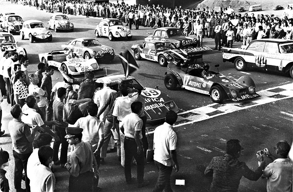 As corridas realizadas na dcada de 1960 atraam um pblico de mais de 100 mil pessoas para as ruas de Braslia (Arquivo CB/D.A Press)