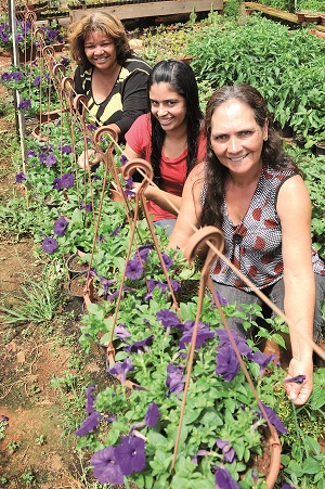 Três das 21 mulheres do Núcleo Rural Rio Preto: a renda familiar 
aumentou 30%, diz Rosemary Reis (a terceira de baixo para cima) (Fotos: Minervino Júnior/Encontro/DA Press)
