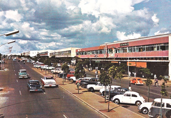 Até a década de 1970 (no detalhe), a W3 foi o principal centro de compras da cidade. Hoje, as ruas e as calçadas esburacadas, a falta de segurança e de estacionamento afastam os consumidores (Arquivo Pessoal)