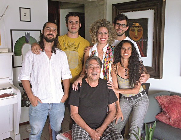 Primeira foto reunindo o elenco original, o diretor Hugo Rodas e a orientadora Márcia Duarte: registro histórico da 'Família Adubo' (Diego Ponce de Leon/CB/DA Press)