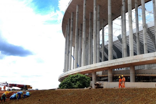 Operários trabalham nas obras de acabamento do Estádio Nacional Mané Garrincha e verifica as demais instalações (Iano Andrade/CB/D.A Press)