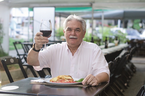  'Quando tenho vontade de comer comida italiana, venho aqui. No meu país, a pizza é comida de fim de semana', diz Gianluigi Planezio, presidente da Associazione Dante Alighieri  (Raimundo Sampaio/ Encontro / DA Press)