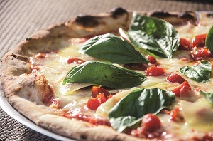Margherita  uma das pizzas tpicas 
do restaurante italiano La Fornacella (Raimundo Sampaio/ Encontro / DA Press)