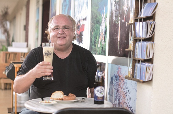 O alemão Volker Schellnock, professor da UnB, degusta cerveja de trigo e salsichão: costume europeu na Asa Norte (Raimundo Sampaio/ Encontro / DA Press)