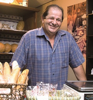 Reinhold Dern, dono do Pão do Alemão, produz em Pirenópolis: o pão alemão típico, de centeio e farinha de trigo, é um dos mais pedidos no balcão (Raimundo Sampaio/ Encontro / DA Press)