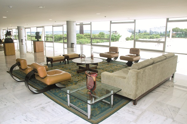 Easy chair, mobiliário de Oscar Niemeyer: móveis foram restaurados por meninos da periferia de Brasília (Raimundo Sampaio/Encontro/DA Press)