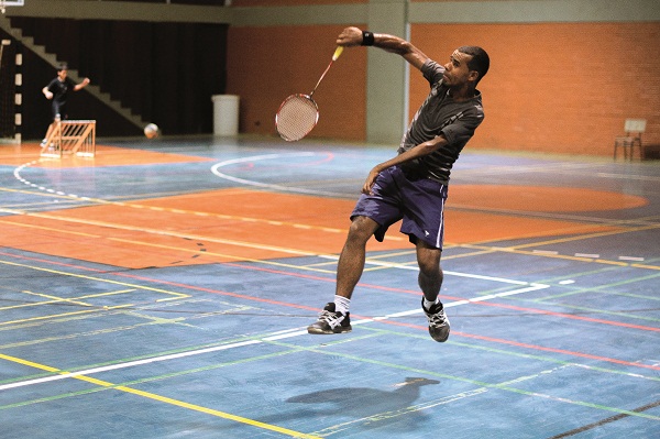 Geraldo Oliveira joga badminton diariamente por sugestão da fisioterapeuta: o exercício substituiu sua paixão pelo futebol (Fotos: Bruno Pimentel / Encontro / DA Press)