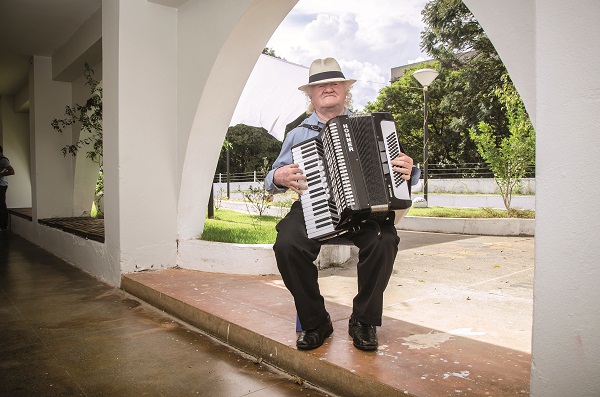 O piauiense Gonçalo Aquino, conhecido como Sivuquinha de Brasília, pode ser visto por lá: aulas 
de acordeon (Fotos: Raimundo Sampaio/Encontro/DA Press)