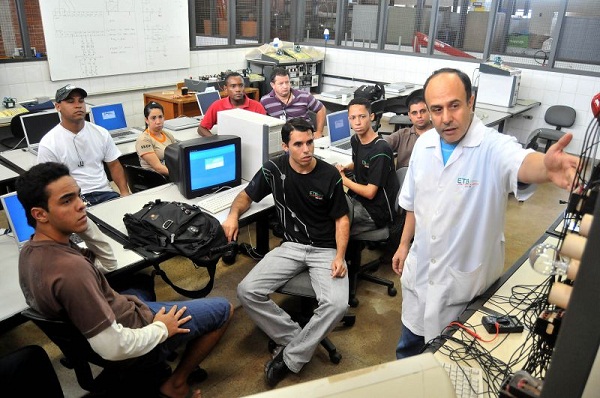 O professor de eletrônica, Moisés Carneiro da Silva, com alunos durante aula na Escola Técnica de Brasília.  (Antônio Cunha/Esp. CB/D.A Press)