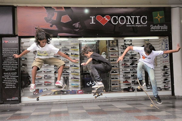 A diversidade do Conic não cabe no papel: o skate e as lojas cheias de personalidade são pontos fortes do local (Minervino Júnior / Encontro / DA Press)