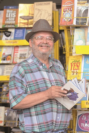 Ivan Presença vende livros no Conic há 40 anos e recebe visitantes ilustres (anônimos e famosos): dificuldades não o fazem desistir (Minervino Junior/ Encontro/ DA Press)