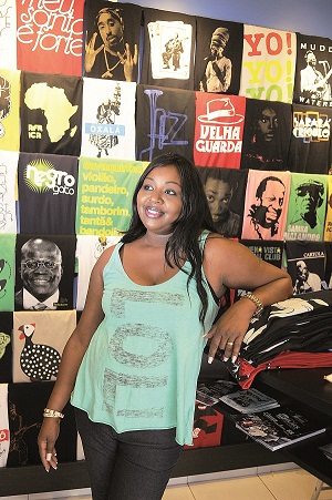 Gislene Sousa é sócia de uma loja de camisetas: lugar de gente bem-humorada (Minervino Júnior / Encontro / DA Press)